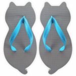 chinelo de gatinho cinza com formato de gato